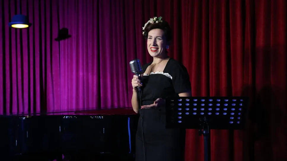 corinna-grandi-stand-up-comedy-con-eventi-aziendali-milano